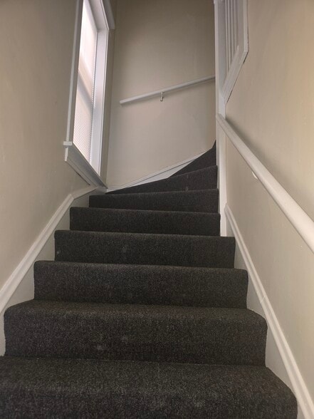 Building Photo - 1227 N Parkside Ave