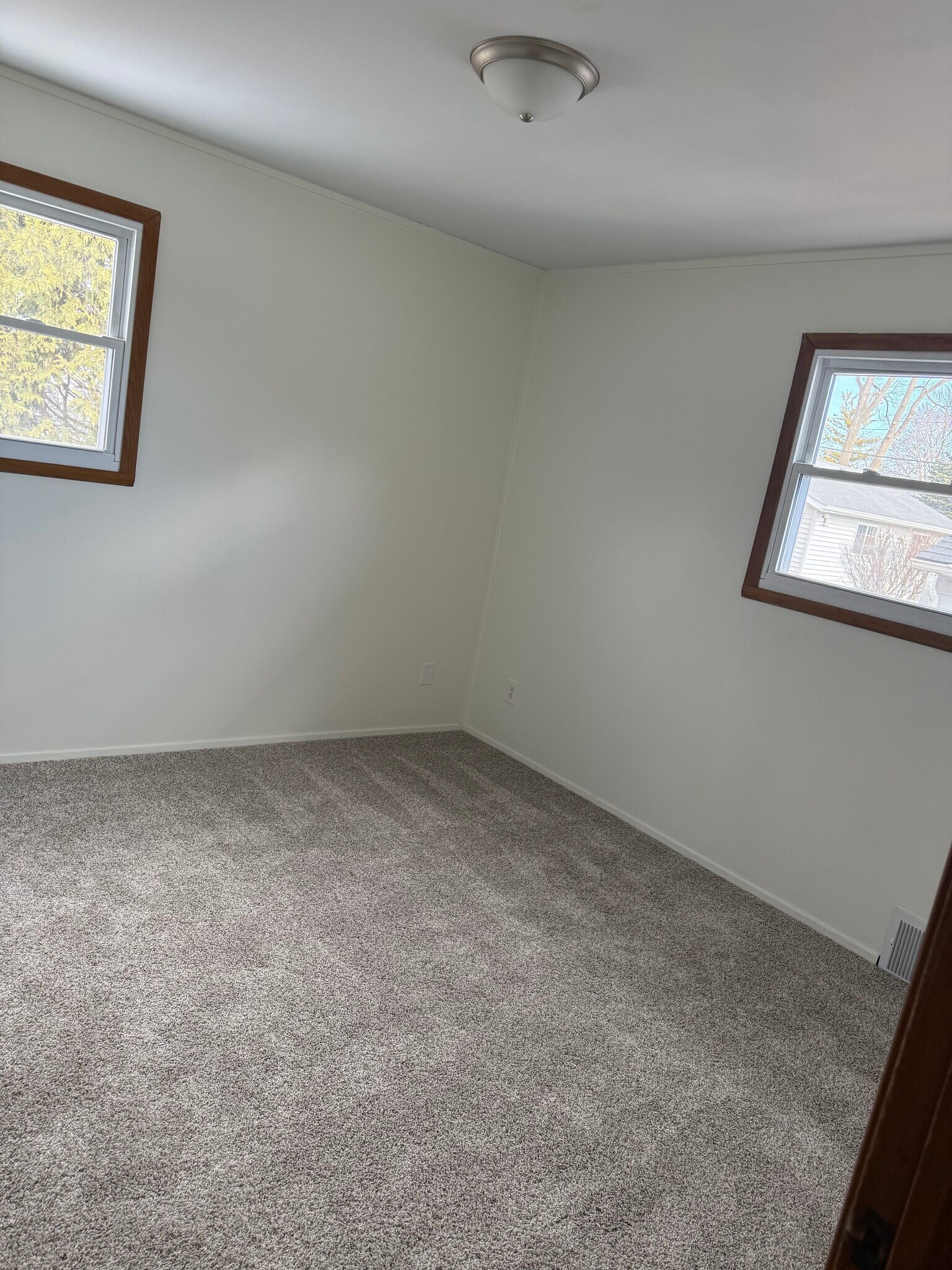 Building Photo - 966 N Green Bay Rd