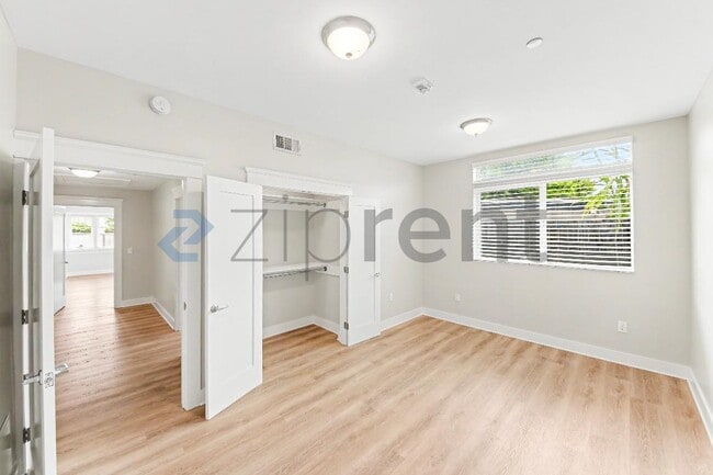 Building Photo - Unit