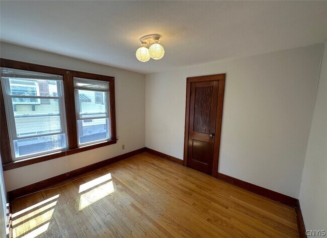 Building Photo - 207 Draper Ave