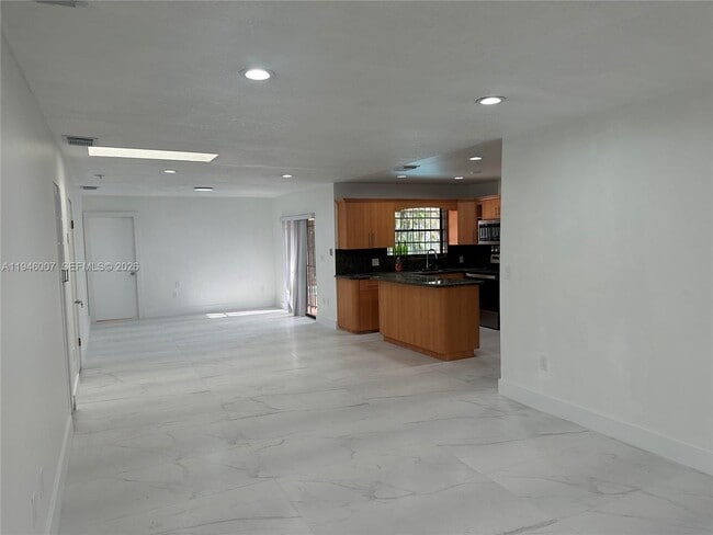 Building Photo - 326 E 34th St