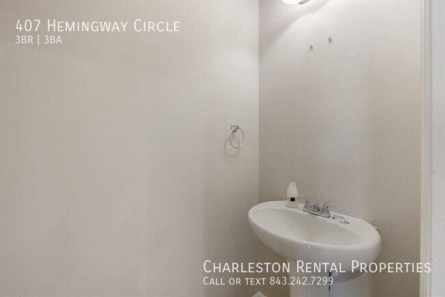 Building Photo - 407 Hemingway Cir