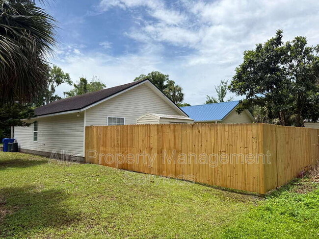 Building Photo - 324 Lena St