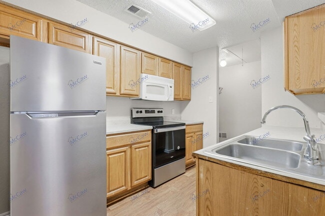 Building Photo - 3416 Colonial Dr