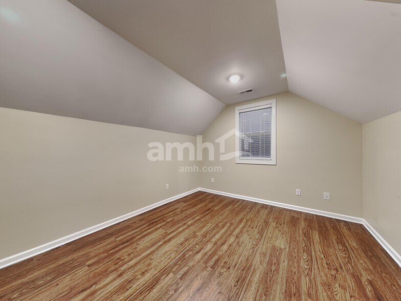 Building Photo - 1009 Loch Lomond Cir