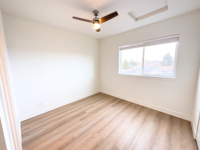 Building Photo - Welcome to Sun Drive Townhomes!