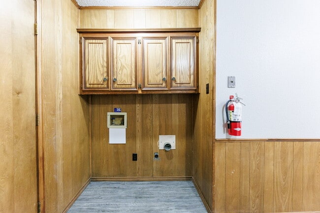 Building Photo - Freshly Updated - 2/1 Apartment with easy access to the Loop