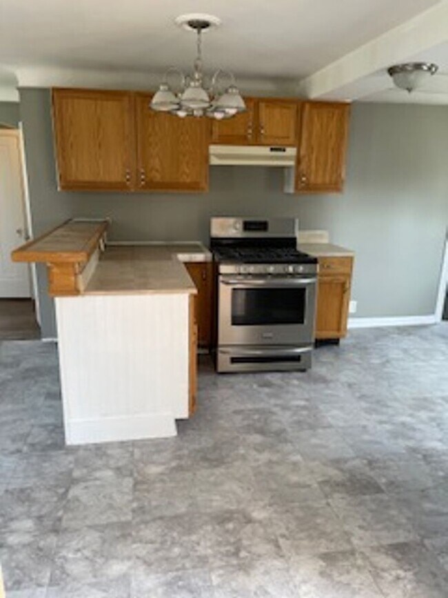 Building Photo - 3 bed 1 bath bungelow in Harper Woods with attached garage and basement