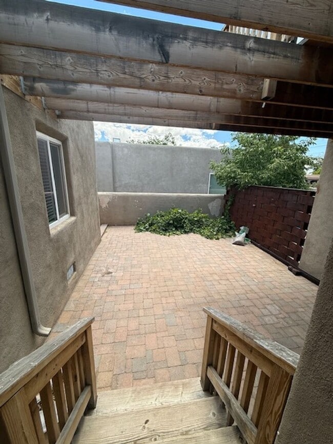 Building Photo - Beautiful 3 bedroom 2 bath 2 car garage ho...