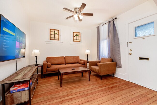 Building Photo - 1304 Dammert Ave
