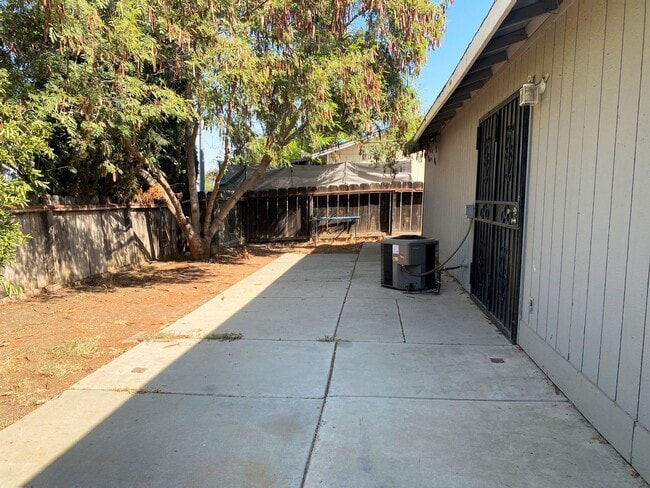 Building Photo - Cute home with fenced yard and driveway. A...