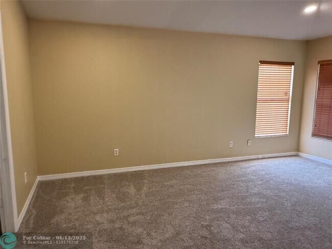 Building Photo - 1270 SW Aragon Ave