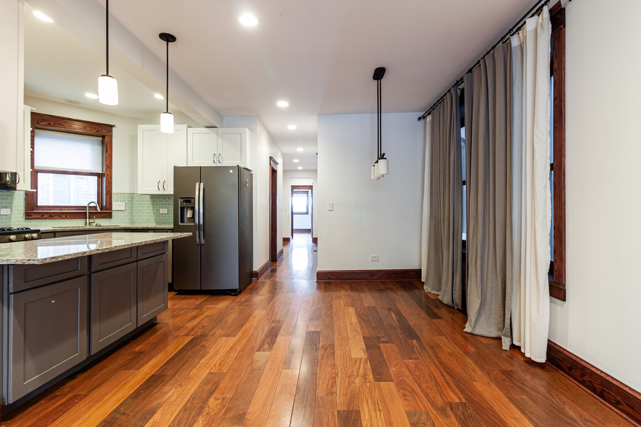 Building Photo - 1019 W Oakdale Ave