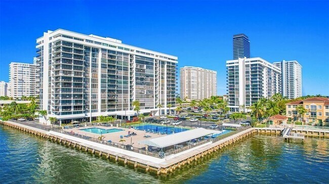 Building Photo - 2049 S Ocean Dr