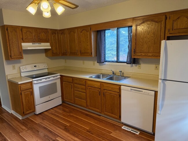 Building Photo - 315 E Van Dorn St