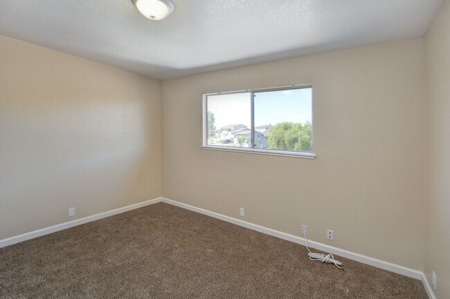 Building Photo - 18854-18858p