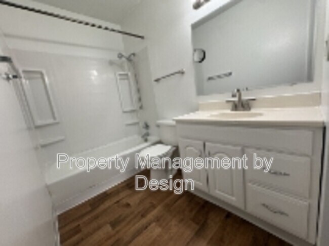 Building Photo - 1039 5th St
