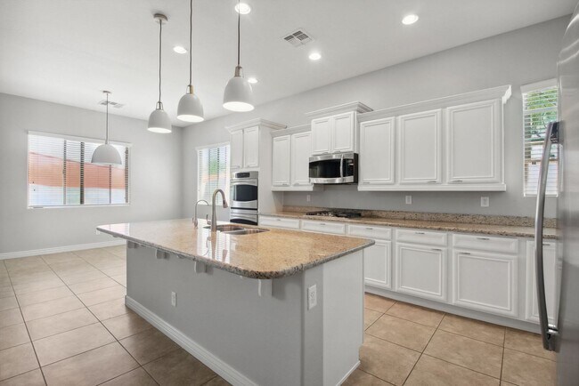 Building Photo - 4 Bedroom + Den Single Family in Peoria