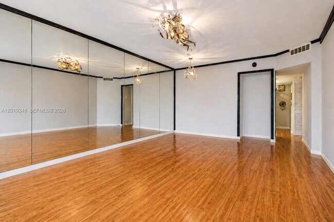 Building Photo - 520 Brickell Key Dr
