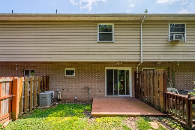 Building Photo - AVAILABLE OCT 1ST! 2-BEDROOM TOWNHOME IN N...