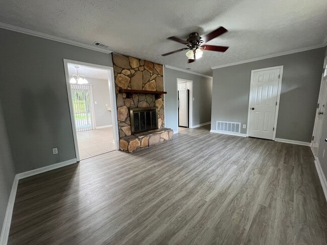 Building Photo - 3 bedroom 2 bath home in Village Green
