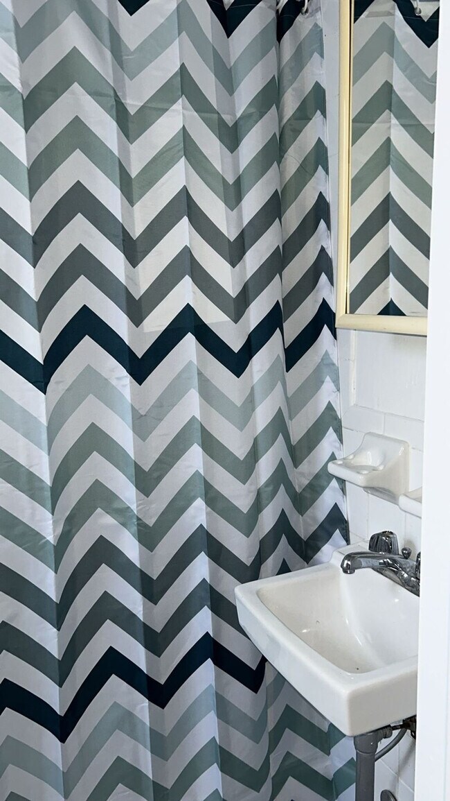 Building Photo - 320 E 96th St