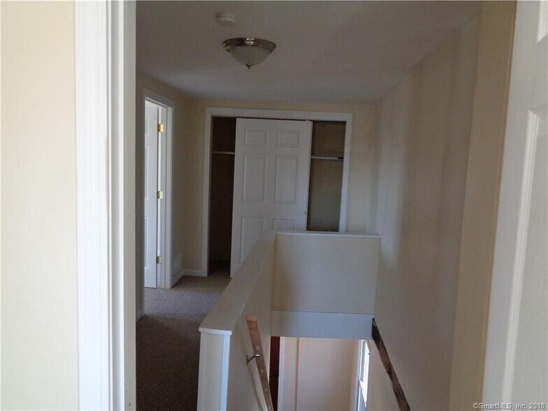 Building Photo - 454 Middle Tpke E