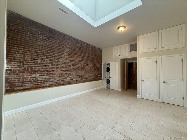 Building Photo - 125 Main St