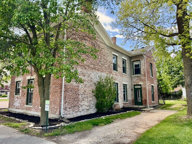 Building Photo - 628 N Main St