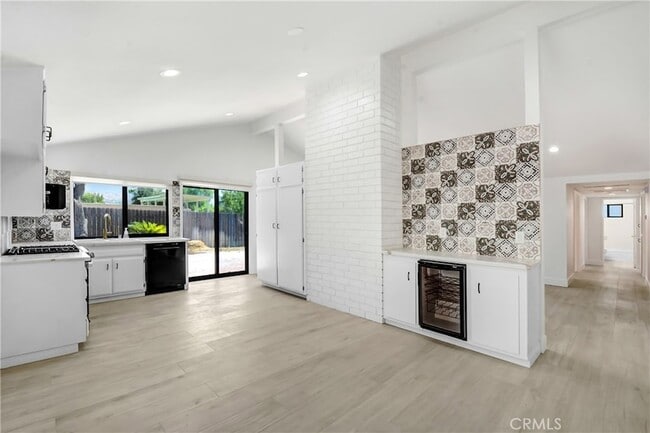 Building Photo - 2551 La Praix St