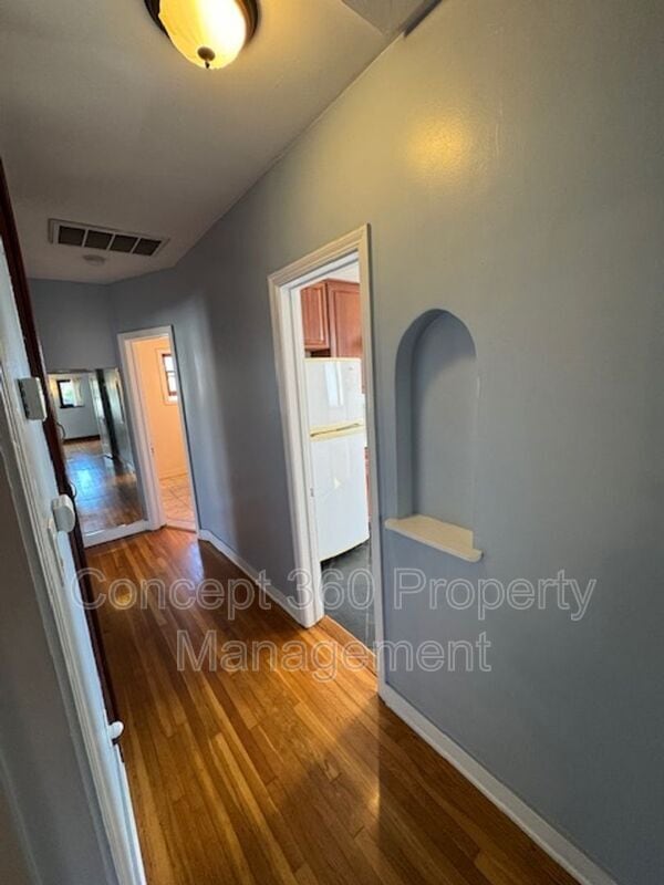Building Photo - 2727 E De Soto St