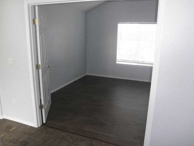 Building Photo - Extra features