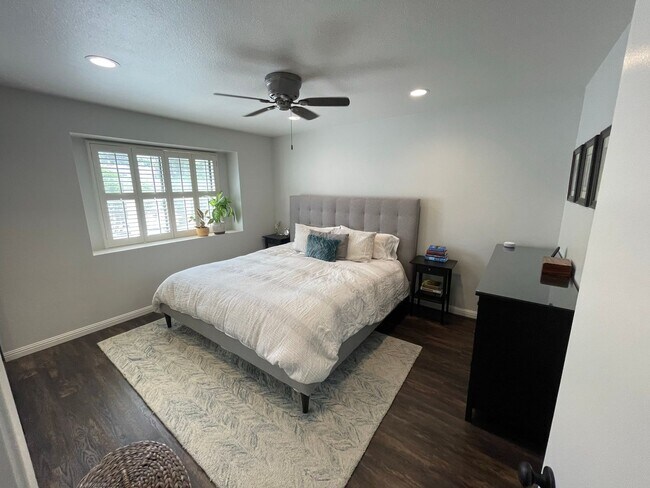 Building Photo - **Coming Soon** 2-Level Loft Condo with Re...