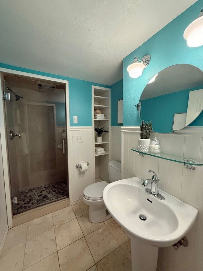 Building Photo - Beautiful 3B/2B First Addition Area in Lake Oswego