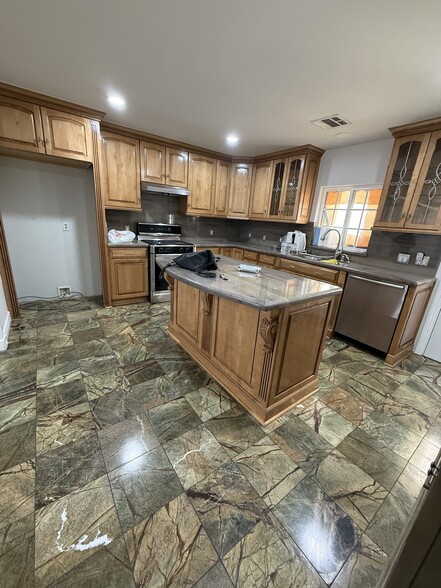 Kitchen - 1125 Stanley Ave