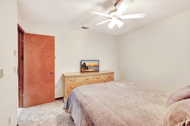 Building Photo - 362 SE Calmoso Dr