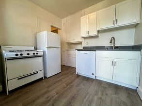 Building Photo - Bright & Spacious 1BD in Oakland! Beautiful Hardwood Floors, Equipped Kitchen & More! Call Today!