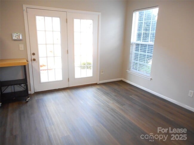 Building Photo - 3804 York Aly