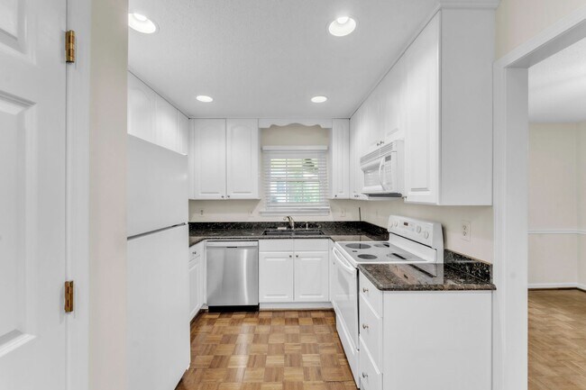 Building Photo - Beautiful 2-Bed, 2-Bath Condo with Elegant...