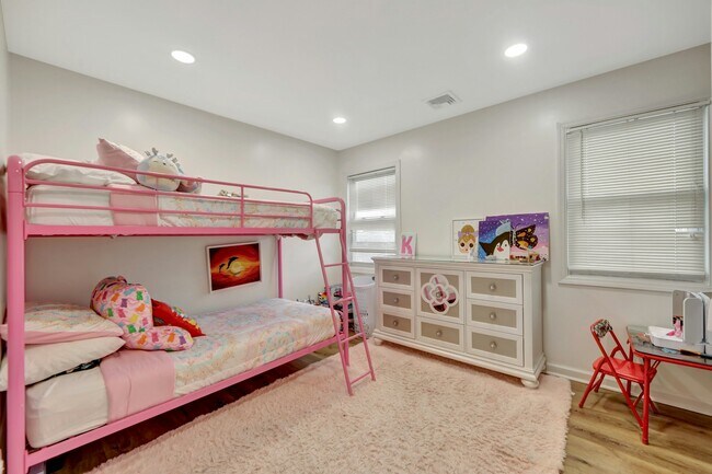 Building Photo - 167 Rockwood Pl