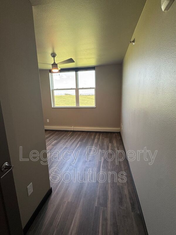 Building Photo - 226 E Greenfield Ln