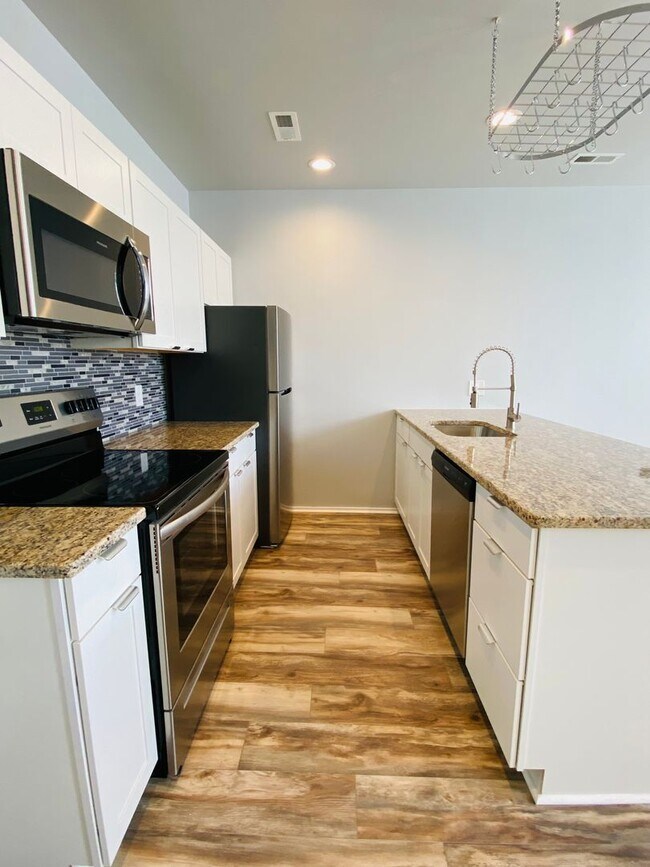 Building Photo - 3001 W Cary St