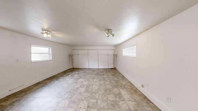 Building Photo - Large House on Dorothy Dr!