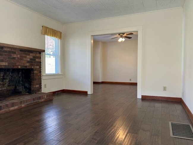 Building Photo - Charming 2 Bedroom Home with Stunning Views