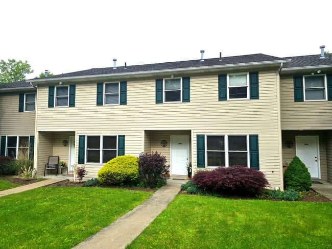 Primary Photo - Beautiful 2 Bedroom Townhome - Only Steps ...