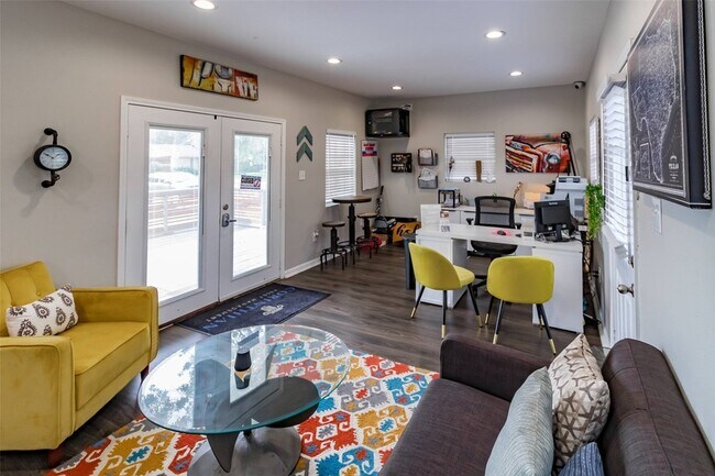 Building Photo - 1305 Memorial Dr