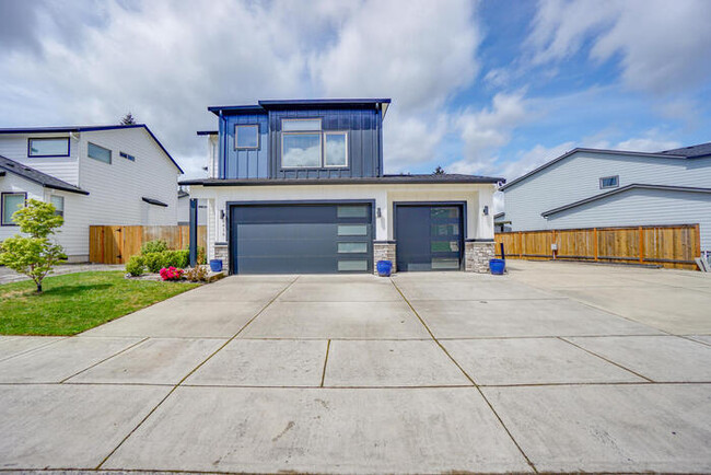 Building Photo - NEWER FOUR BEDROOM NEAR HAZEL DELL