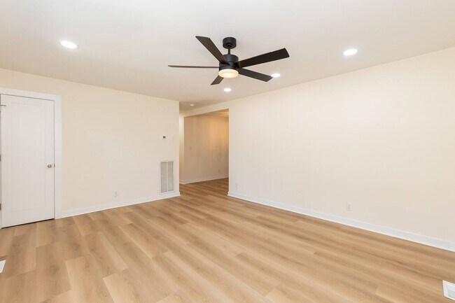 Building Photo - Three Bedroom Home!