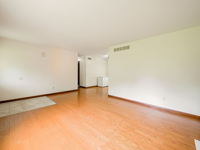 Building Photo - Your Private Retreat Just Minutes from Downtown South Lyon