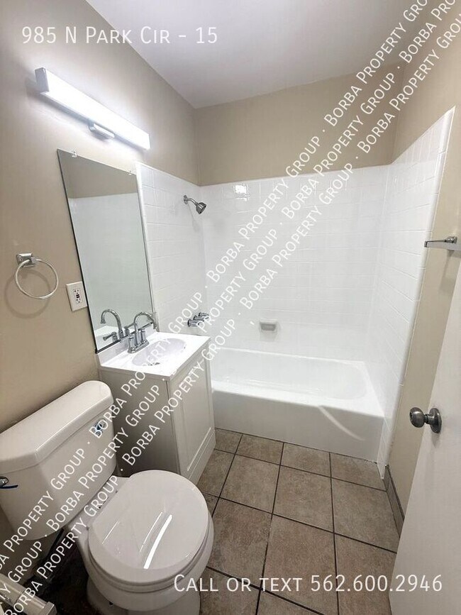 Building Photo - 985 N Pk Cir